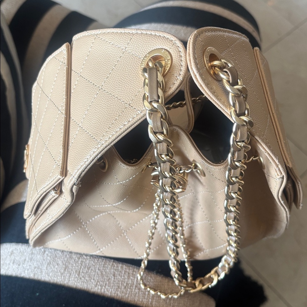 Chic Beige Quilted Shoulder Bag with Gold Chain Strap 25 CC - Picture 2 of 11